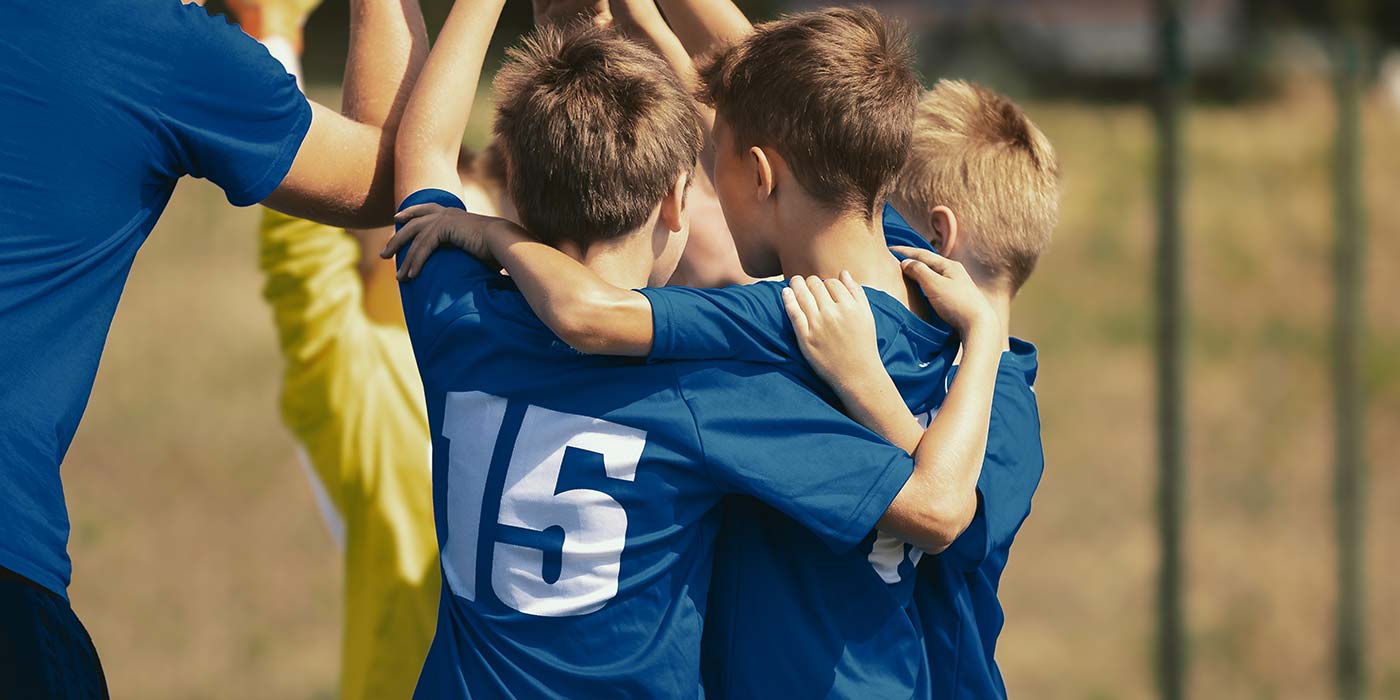 Kinder spielen Fußball, Jugendmannschaft, Team kommt zum Jubeln zusammen, Trikot Nr. 15